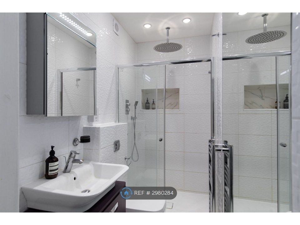 Property photo 3 of 8 Elegant Bathroom With Underfloor Heating