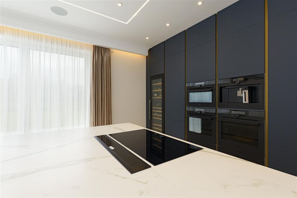 Additional image 5 of 6 bed detached house to rentFarnham House, Merton Lane, Canterbury CT4