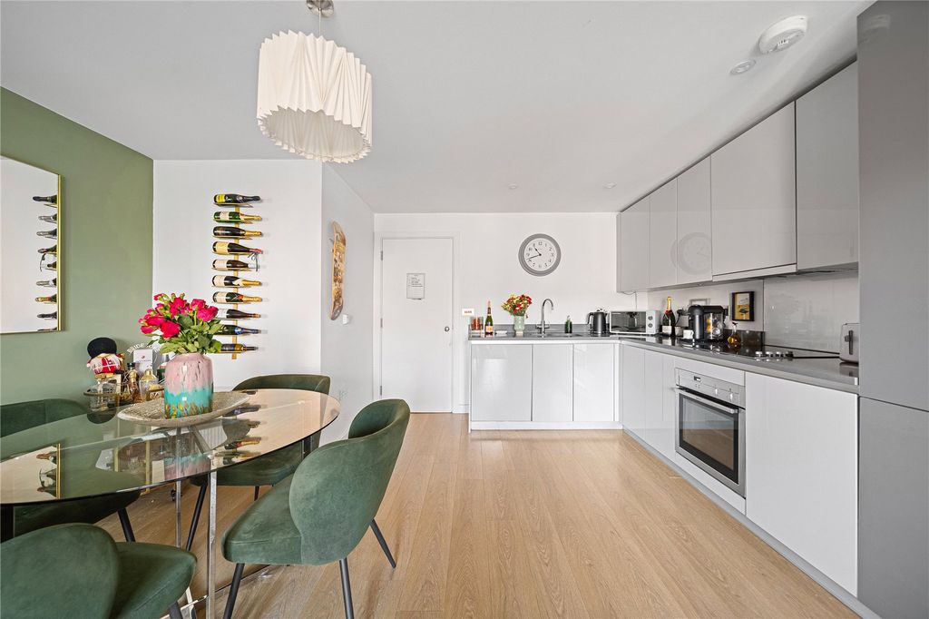 Property photo 2 of 17 Picture No. 15