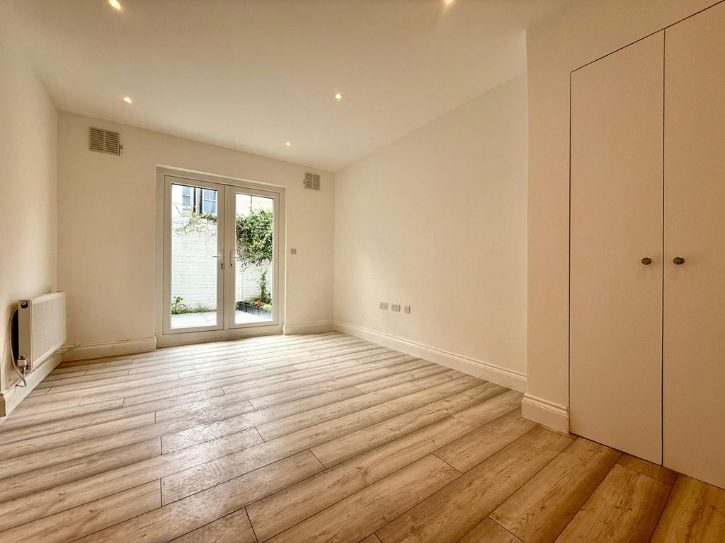 Property photo 1 of 6 Living Room
