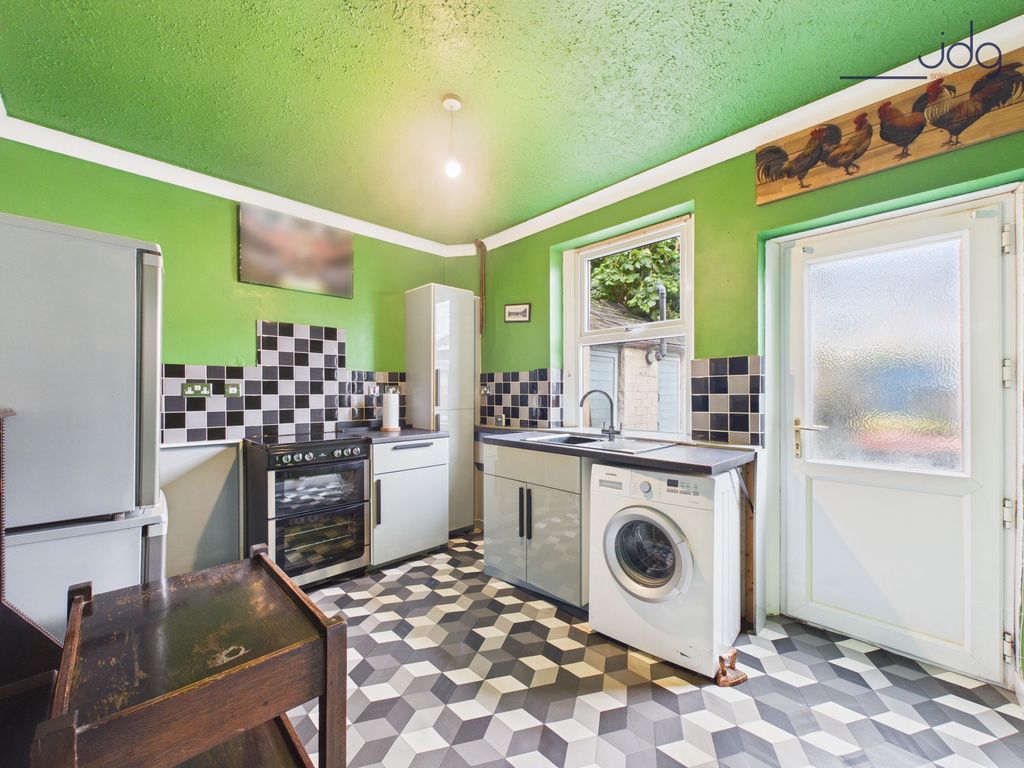 Property photo 3 of 10 Kitchen