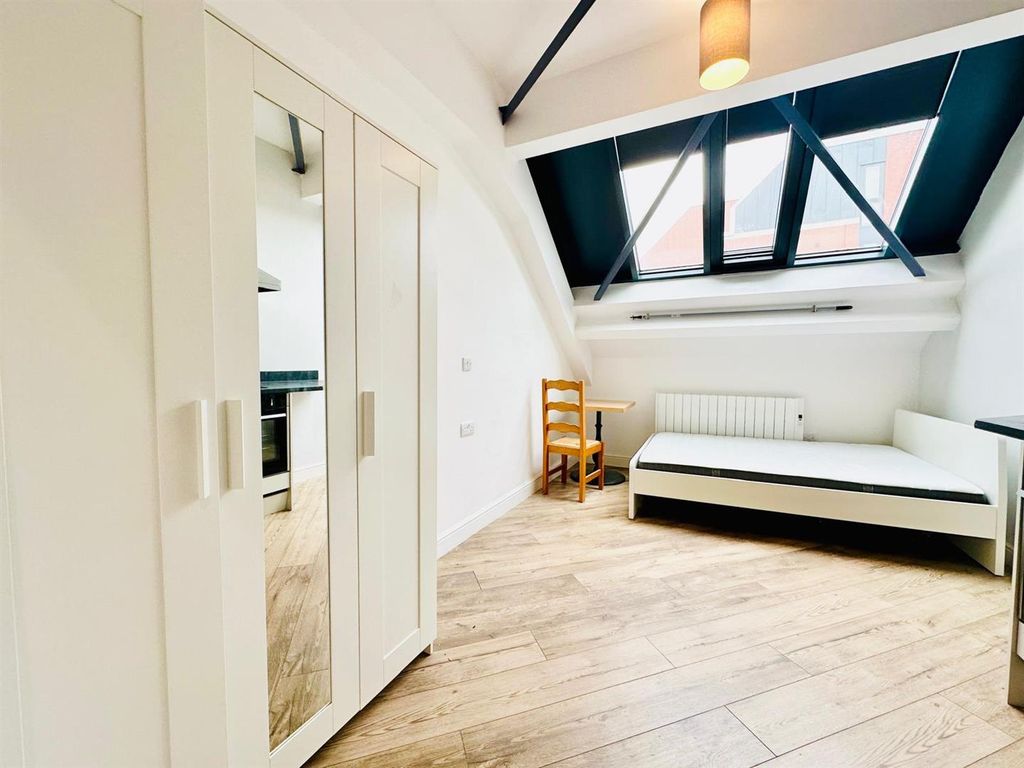 Property photo 3 of 6 Studio