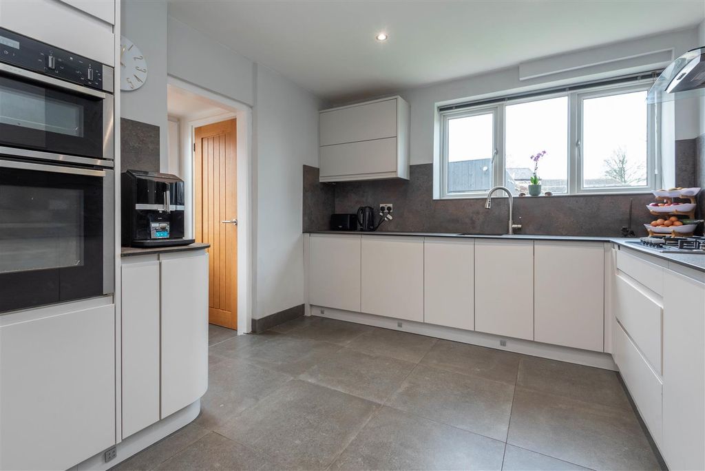 Property photo 3 of 19 Kitchen