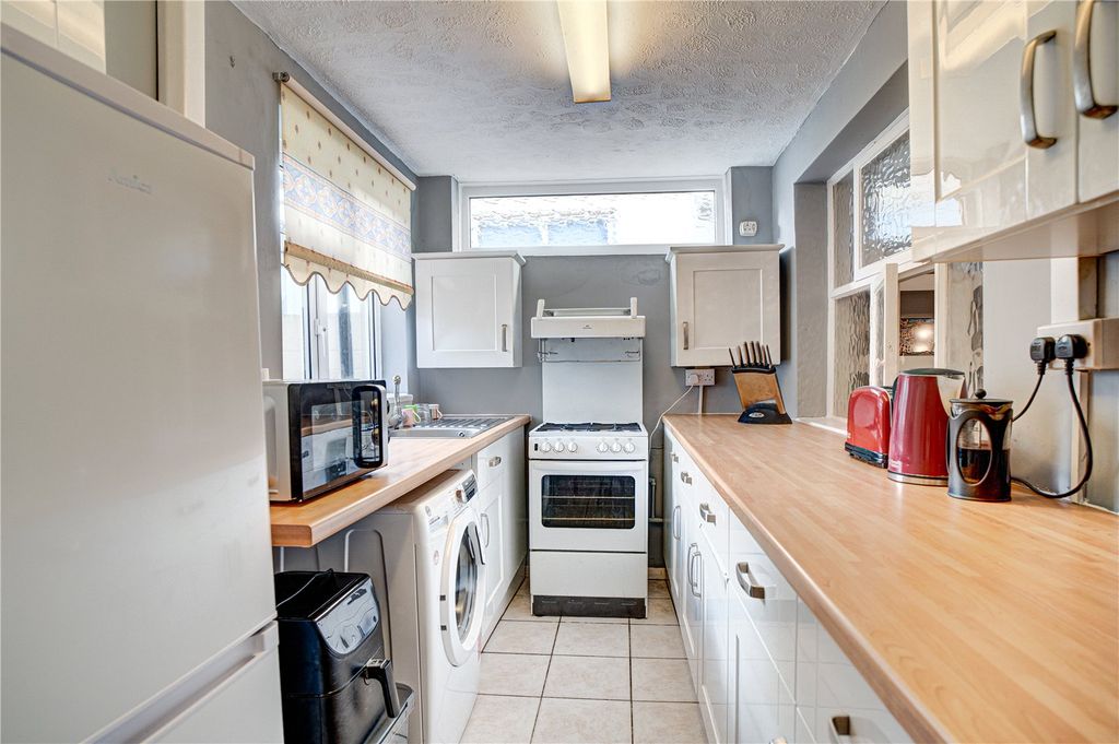 Property photo 3 of 10 Kitchen