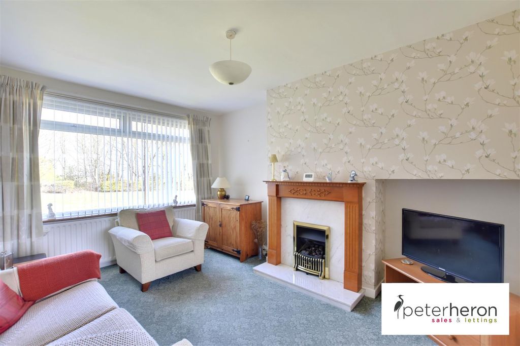 Property photo 2 of 17 Lounge