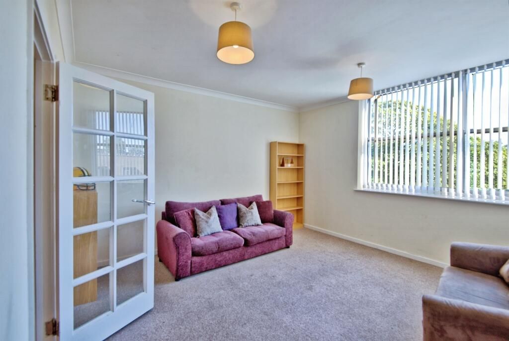 Property photo 3 of 10 Lounge