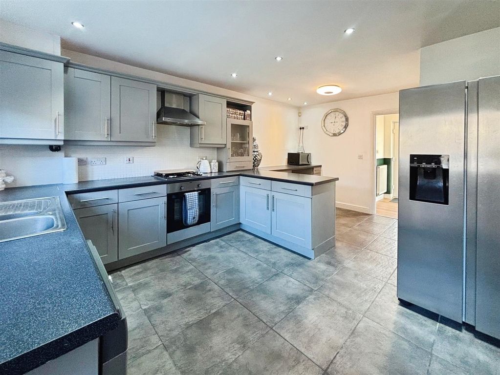 Property photo 3 of 21 Kitchen/Breakfast Room