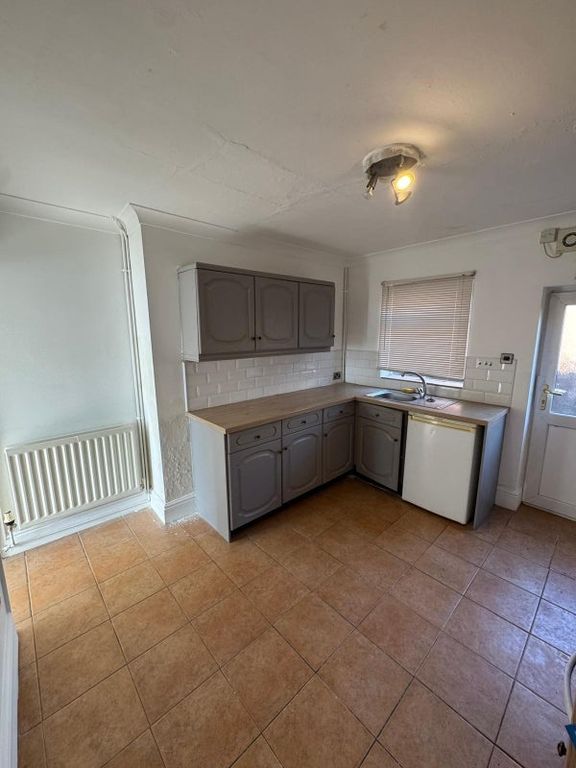 Property photo 1 of 9 A Compact Kitchen Featuring A Practical L-Shaped c...