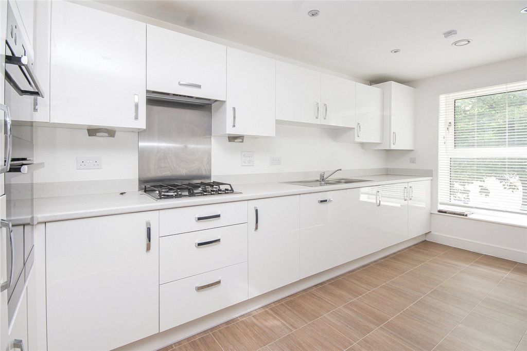 Property photo 3 of 8 Kitchen