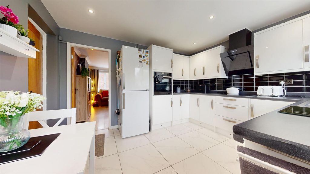 Property photo 3 of 26 Lemon Tree Walk Kitchen
