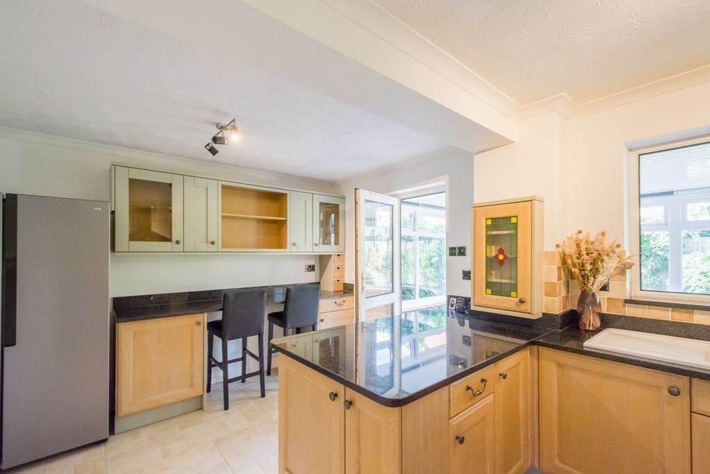 Property photo 2 of 22 37 Lydiard Way -20