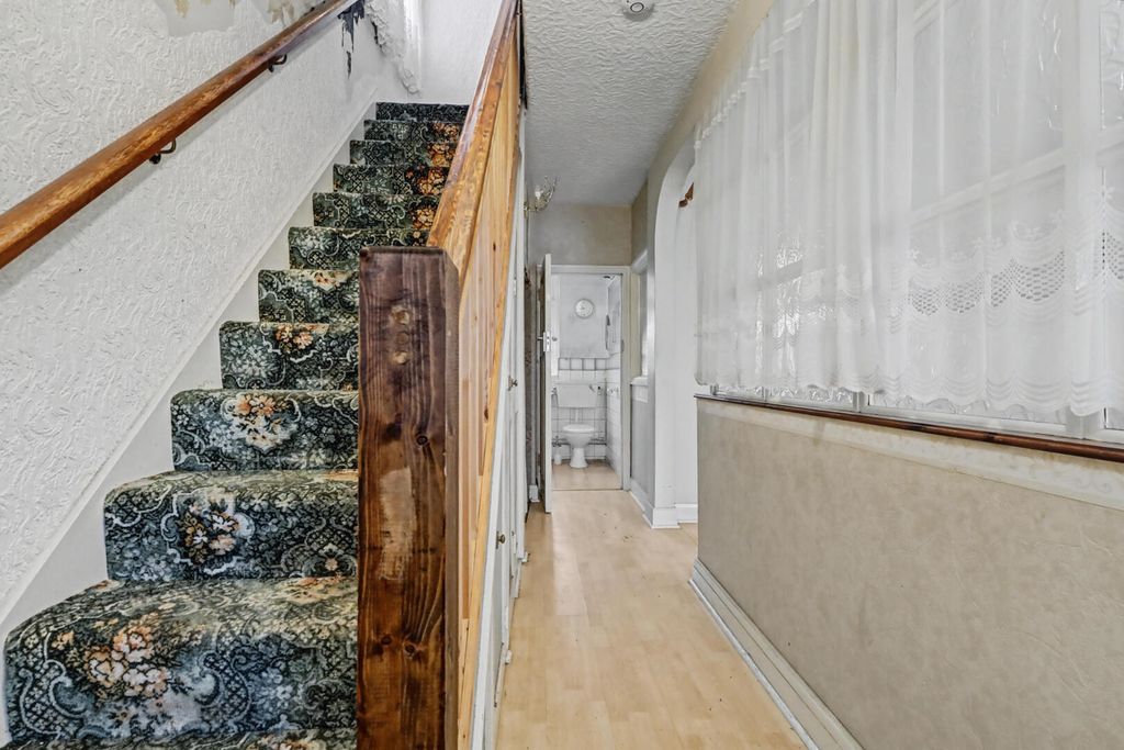 Property photo 3 of 18 Hallway