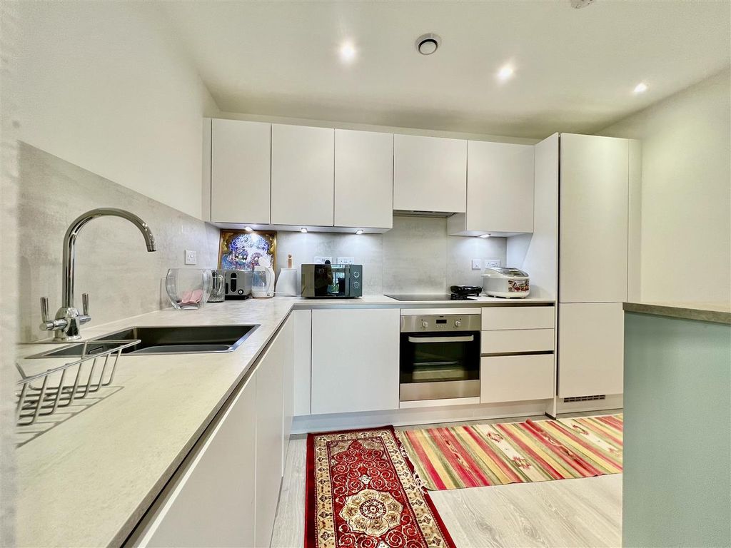 Property photo 3 of 10 Kitchen