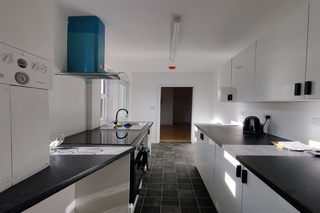 Property photo 3 of 18 Kitchen