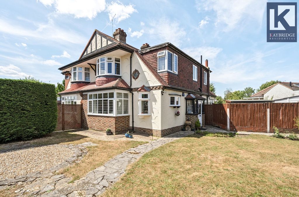 Property photo 1 of 25 Glenwood Road, Epsom - Kt17 2Lz