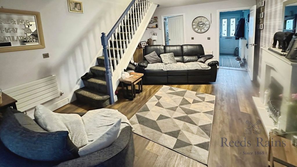 Property photo 2 of 13 Lounge