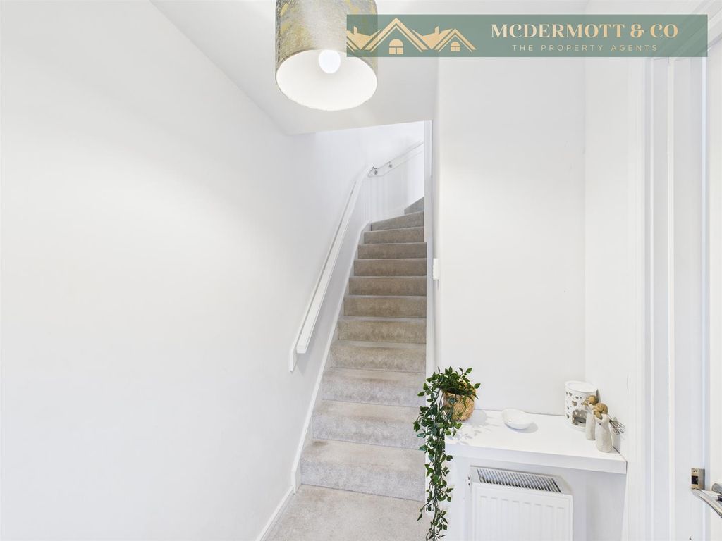 Property photo 3 of 16 Entrance Hall