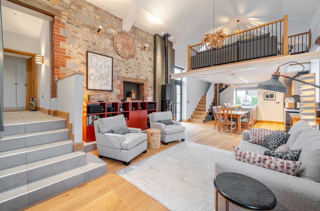 Property photo 2 of 28 1404657-15-6989Bd...