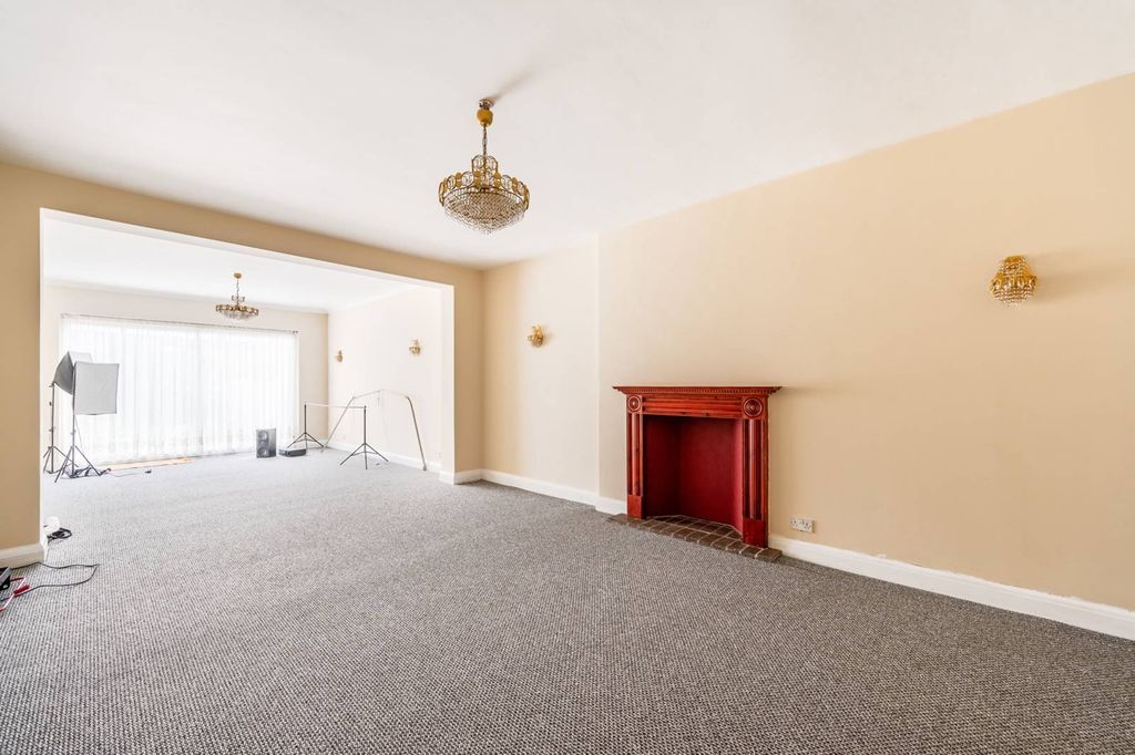 Property photo 2 of 13