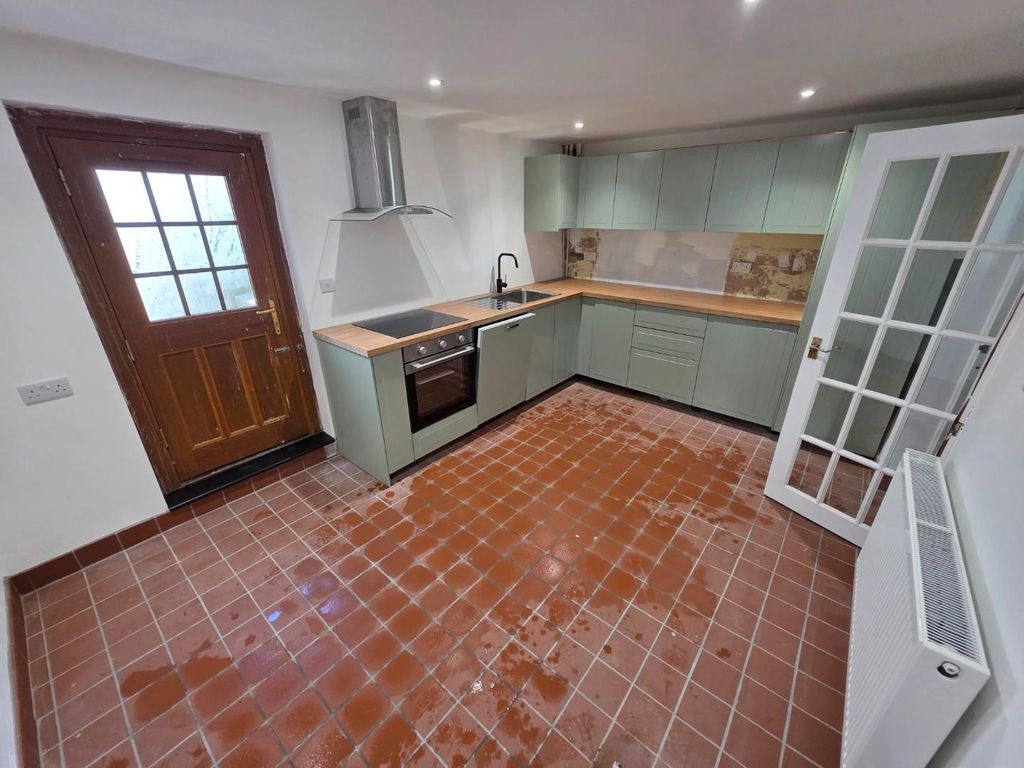 Property photo 3 of 9 Kitchen.Jpg