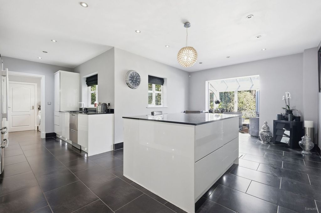 Property photo 2 of 32