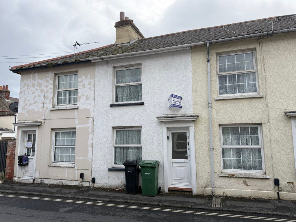 Property photo 1 of 10 Mid Terrace House With Painted Exterior