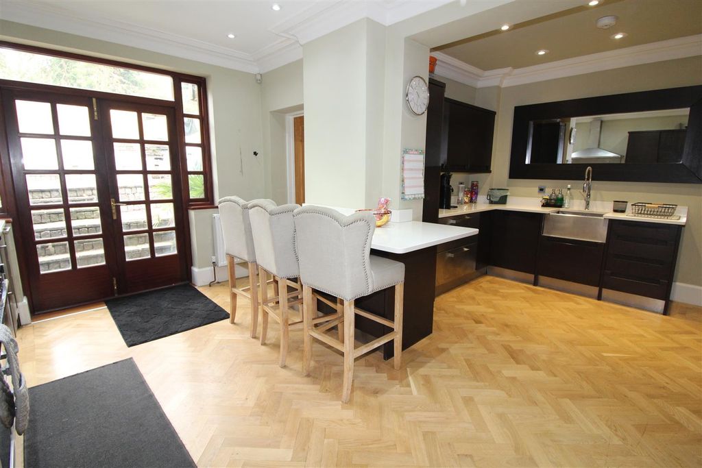 Property photo 3 of 44 Kitchen/Breakfast Room