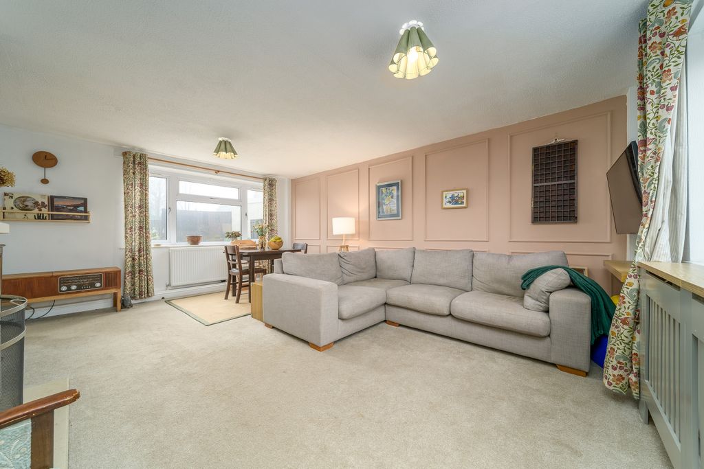 Property photo 3 of 29 Lounge-3