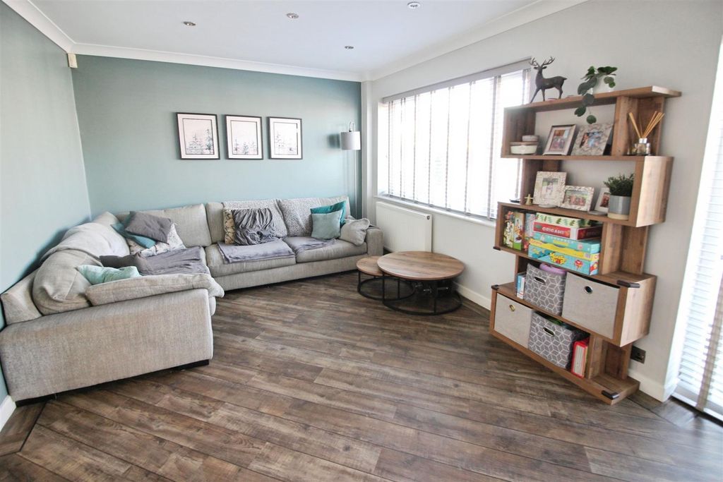 Property photo 2 of 23 Lounge