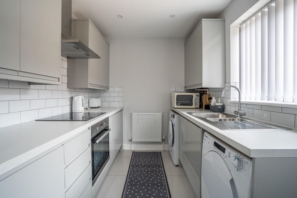 Property photo 2 of 11 Kitchen