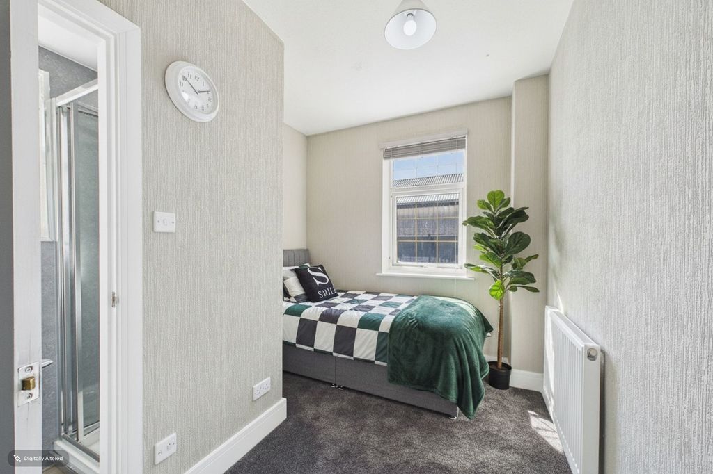 Property photo 1 of 17 Room 2