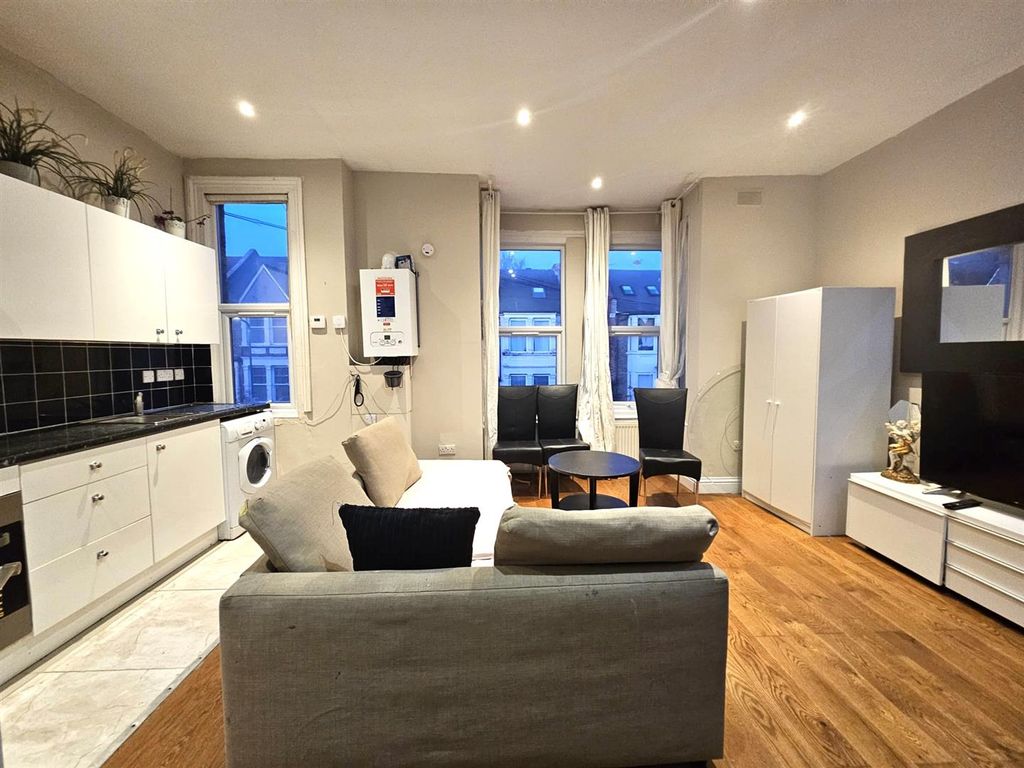 Property photo 3 of 6 Reception..