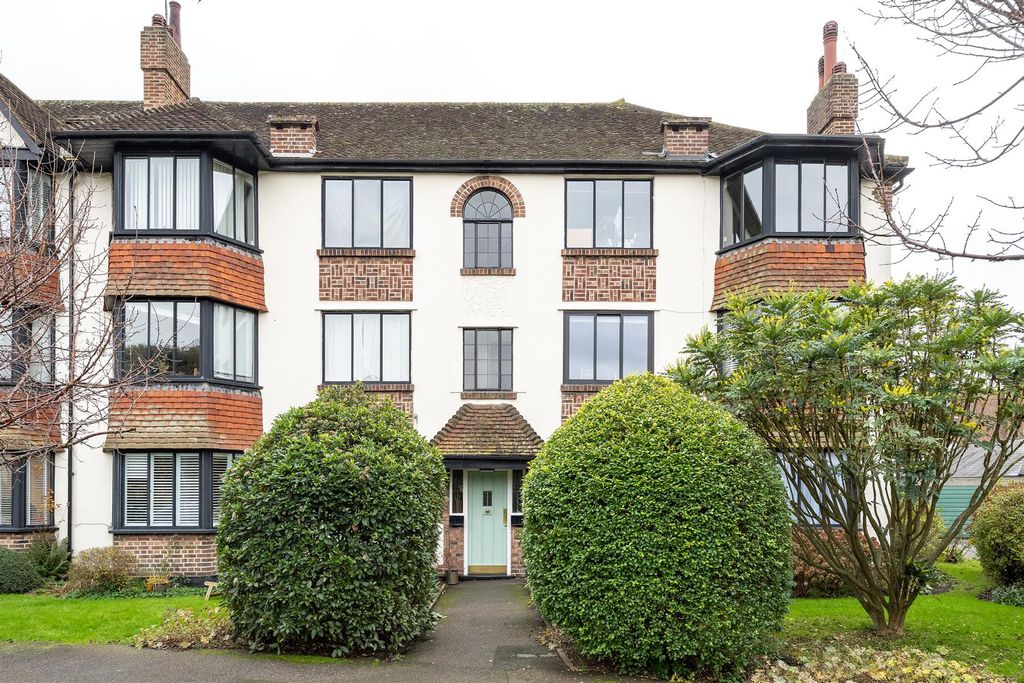 Property photo 1 of 19 32, Forest Court