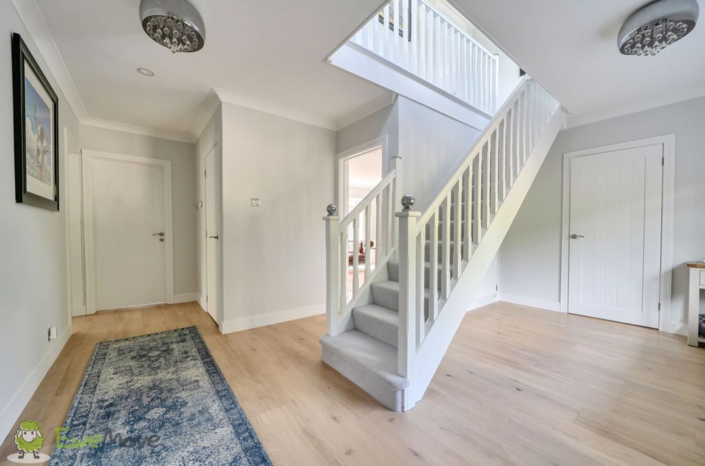 Property photo 3 of 24 Entrance Hall