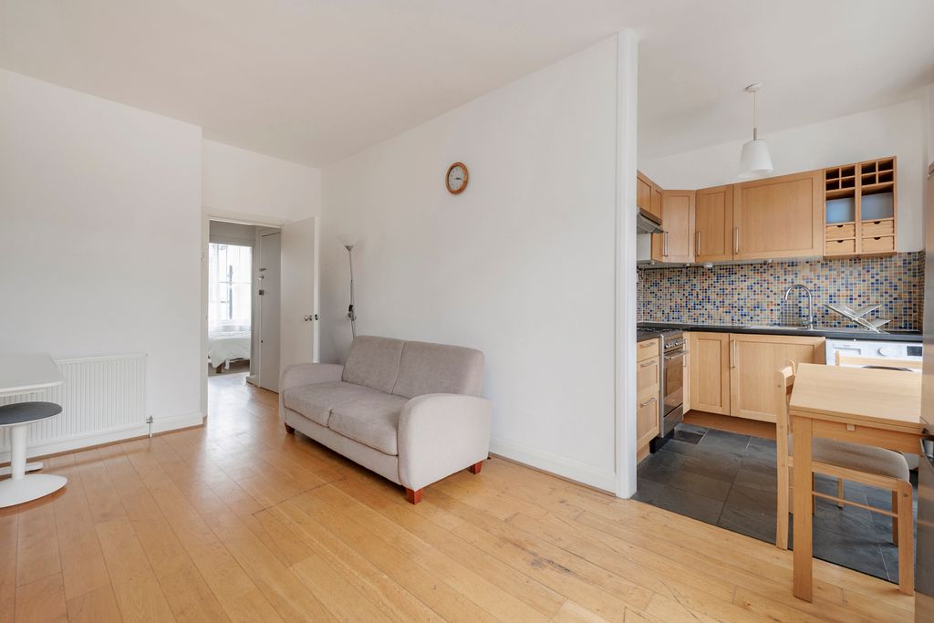 Property photo 3 of 10 3@13 St Charles Sq-3185.Jpg