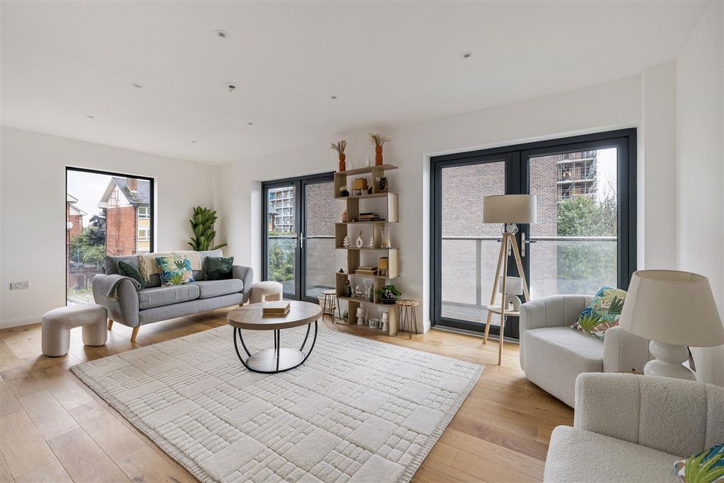 Property photo 1 of 20 Church Street, E15