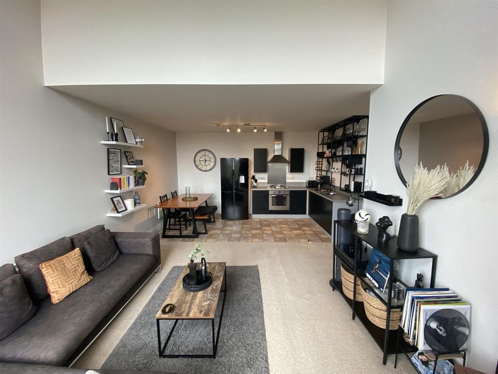 Property photo 3 of 21 Lounge Kitchen