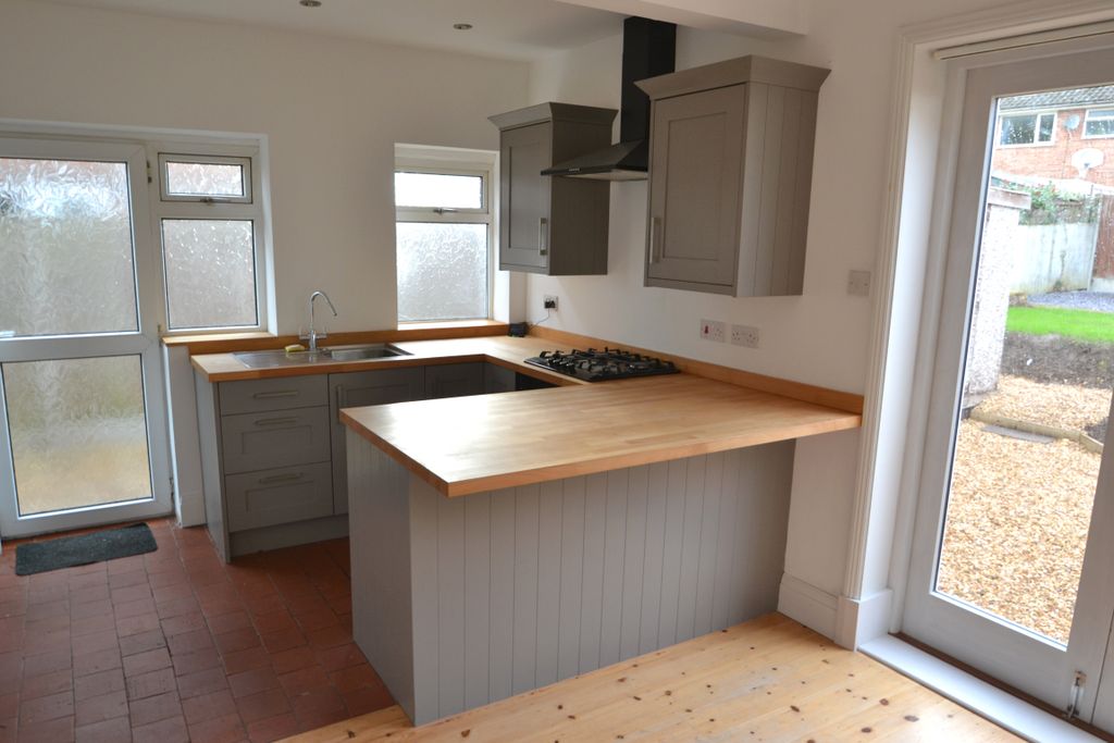 Property photo 3 of 12 Kitchen