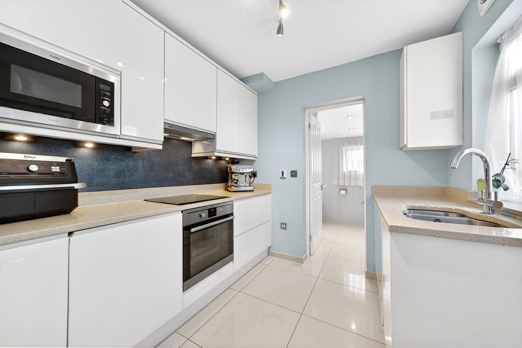 Property photo 3 of 20 Kitchen