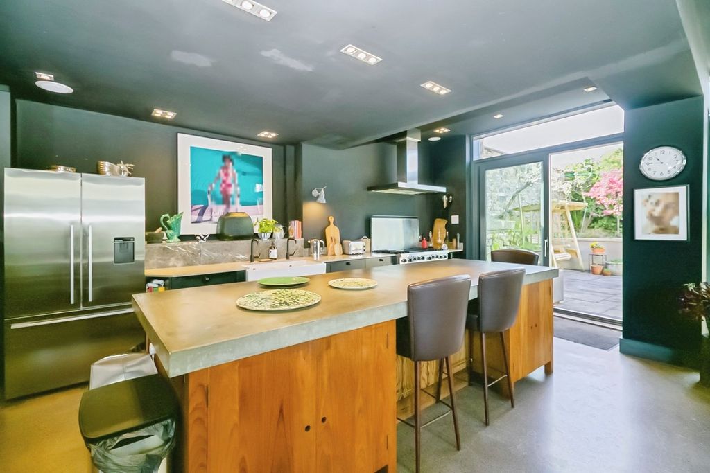 Property photo 2 of 25