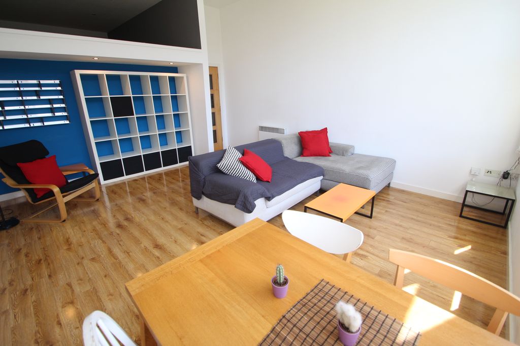 Property photo 3 of 14 Lounge