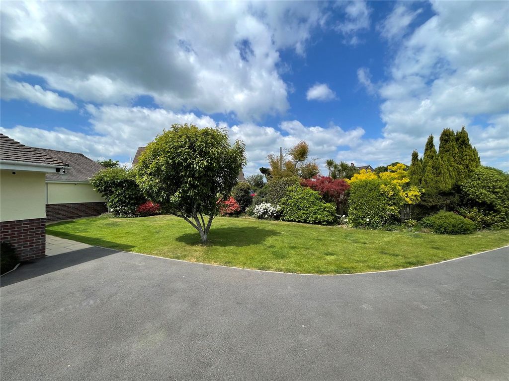 Property photo 2 of 18 Front Garden