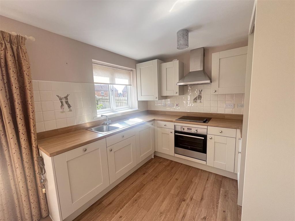 Property photo 2 of 11 Kitchen