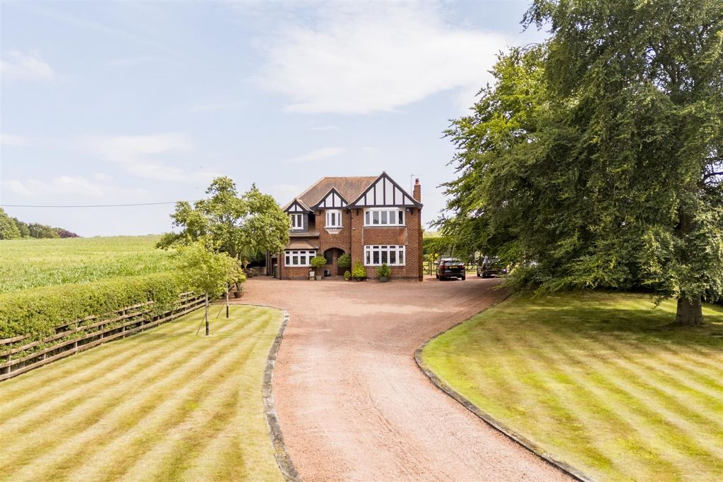 Property photo 1 of 53 Highthorn_Externals_19.Jpg