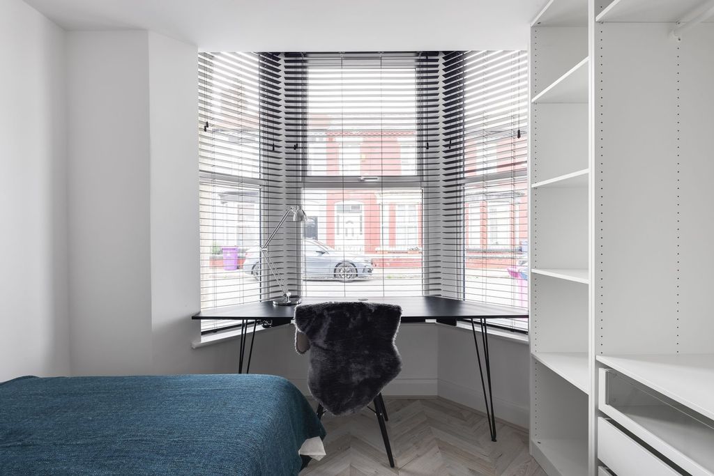 Property photo 1 of 7 Bright And Cozy Bedroom With A Large Bay Window Fe...