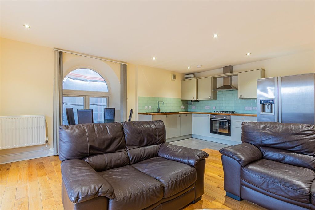 Property photo 3 of 11 Amberley House 4-4.Jpg