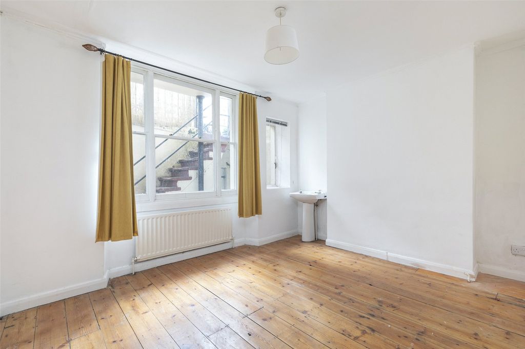 Property photo 2 of 10 Bedroom 1