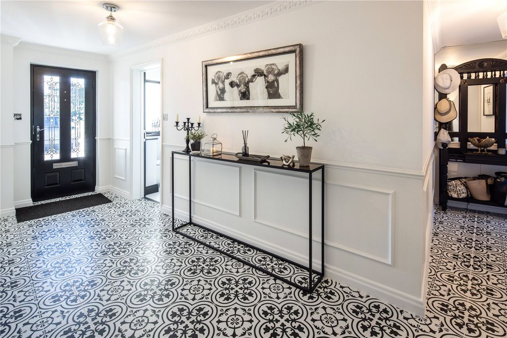 Property photo 3 of 21 Entrance Hall