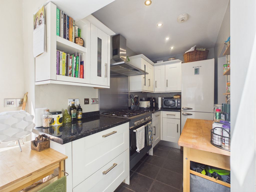 Property photo 3 of 10 Kitchen