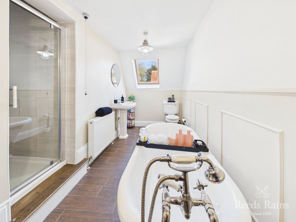 Property photo 3 of 37 En-Suite/Family Bath
